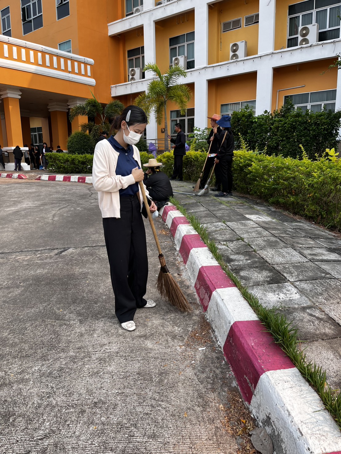 title - ส.ป.ก.บึงกาฬ เข้าร่วมกิจกรรมทำความสะอาดและปรับปรุงภูมิทัศน์ศูนย์ราชการจังหวัดบึงกาฬตามโครงการบ้านสวย เมืองงาม “บึงกาฬ เมืองน่าเที่ยวและน่าอยู่ริมฝั่งโขง”